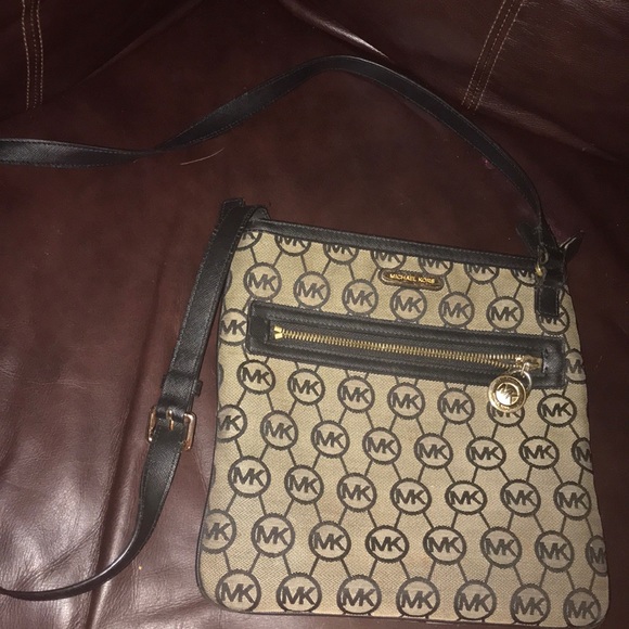 Michael Kors Handbags - Michale Kors large crossbody Jet set
